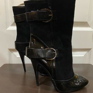 QUPID faux suede and faux leather bootie size 6